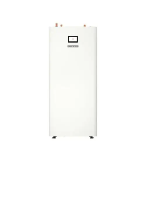 Stiebel Eltron Wärmepumpe in Weiß mit mittigem Display und Anschlussleitungen oben. Vertikale Bauform, montiert auf einem Boden mit Schraubfüßen.